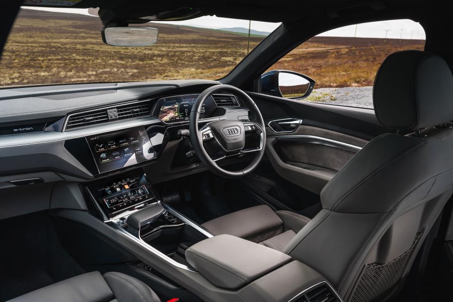 Интерьер Audi e-tron 55 Quattro 2019 года  (UK) (фото 34 из 40)